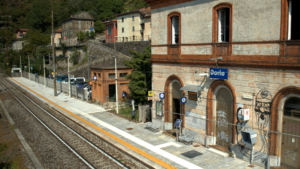 La stazione ferroviaria di Dorio sulla linea Milano-Tirano, sul Lago di Como