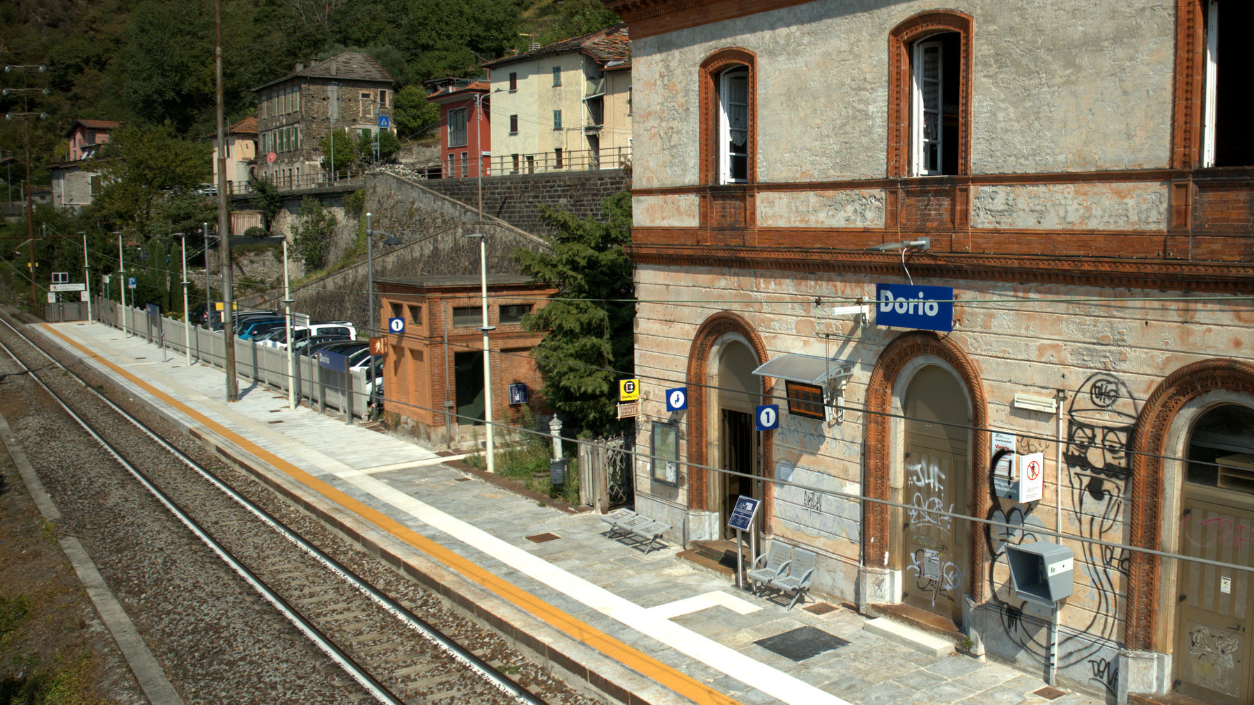 La stazione ferroviaria di Dorio sulla linea Milano-Tirano, sul Lago di Como